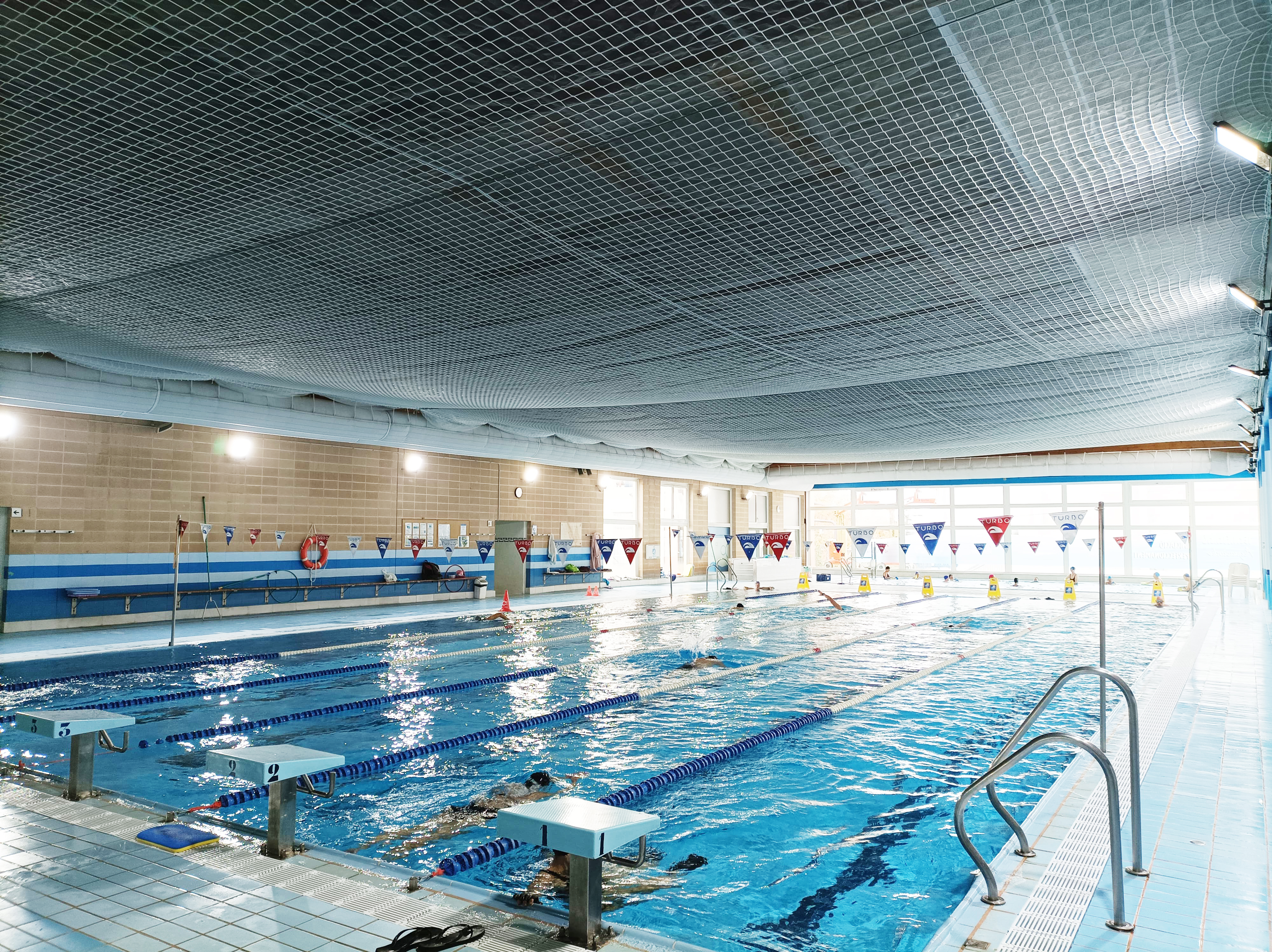 S'instal·la una xarxa de protecció horitzontal a la coberta de la piscina municipal