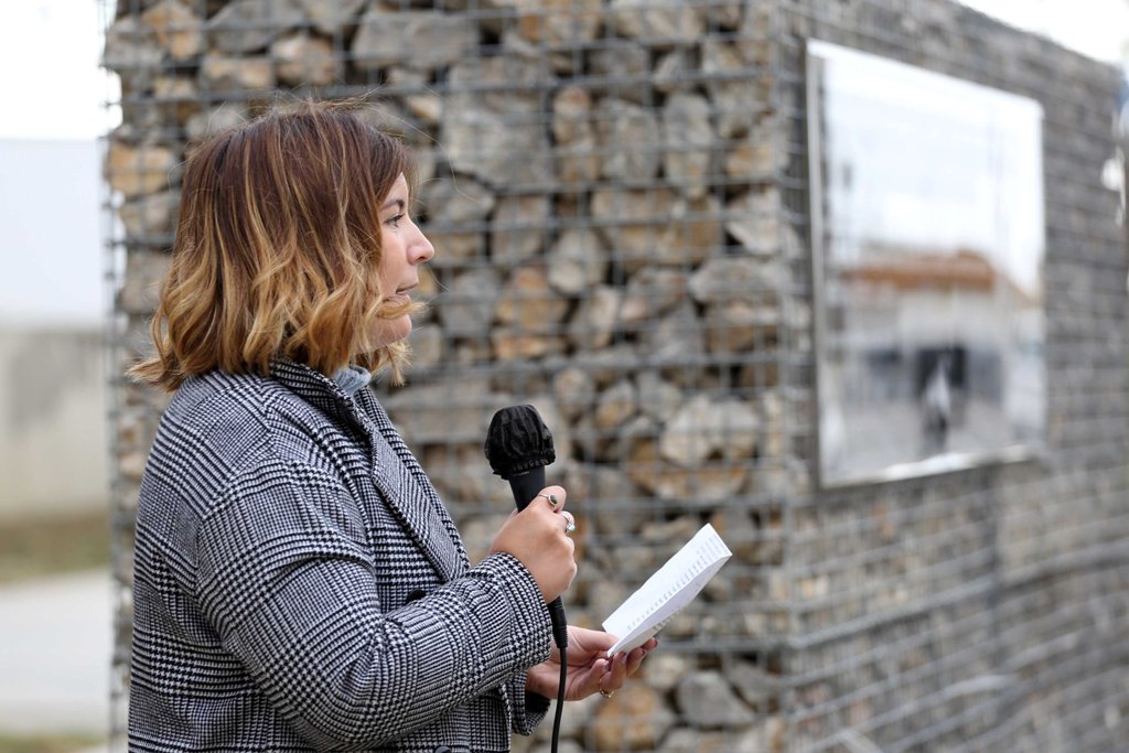 Familiars de persones desaparegudes participen en la presentació del monument masnoví que clama per la memòria, la veritat i la justícia