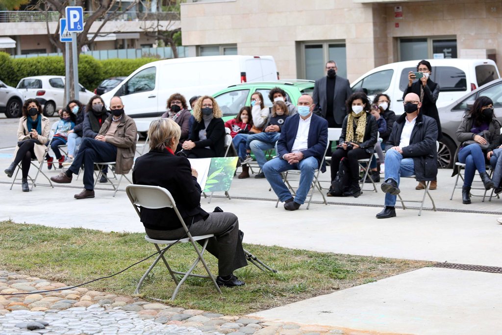 Familiars de persones desaparegudes participen en la presentació del monument masnoví que clama per la memòria, la veritat i la justícia