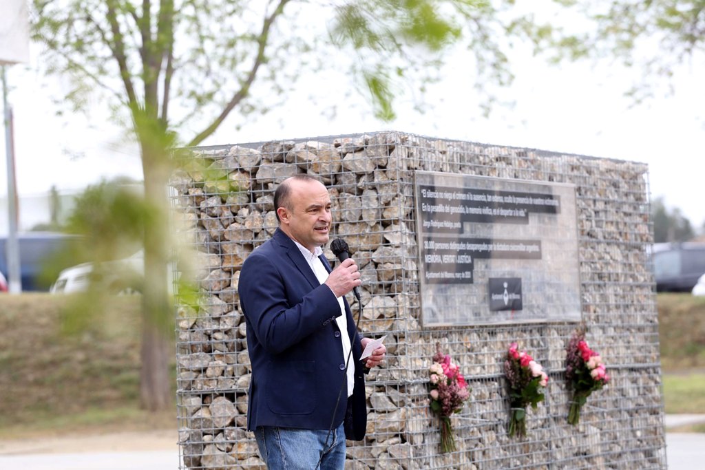 Familiars de persones desaparegudes participen en la presentació del monument masnoví que clama per la memòria, la veritat i la justícia