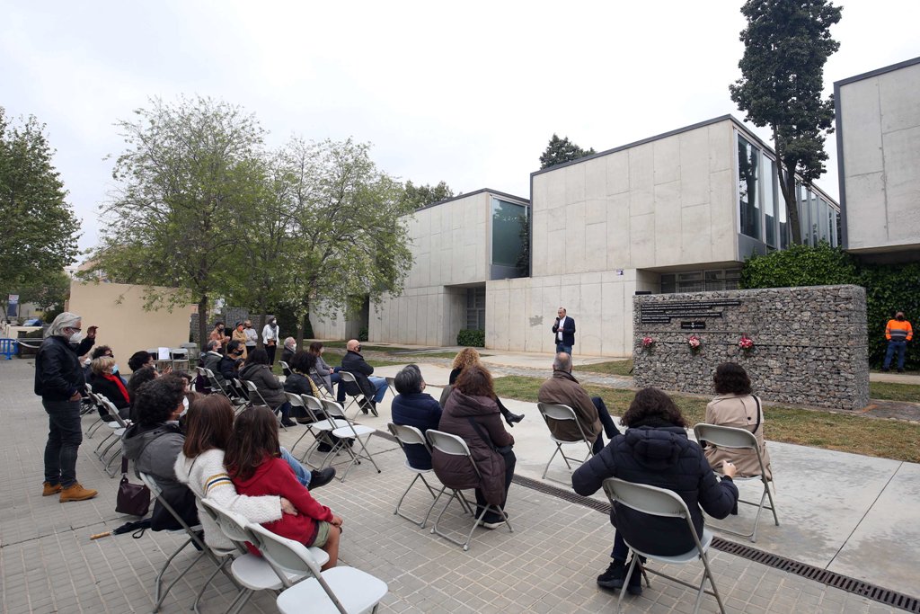 Familiars de persones desaparegudes participen en la presentació del monument masnoví que clama per la memòria, la veritat i la justícia