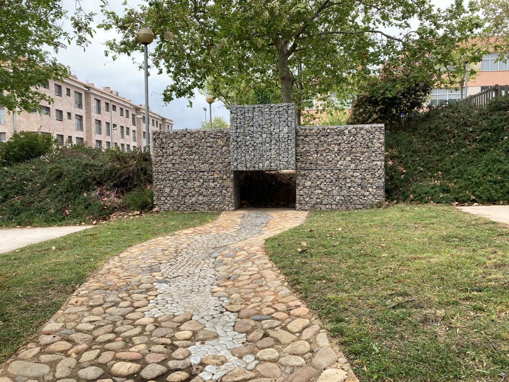 Familiars de persones desaparegudes participen en la presentació del monument masnoví que clama per la memòria, la veritat i la justícia
