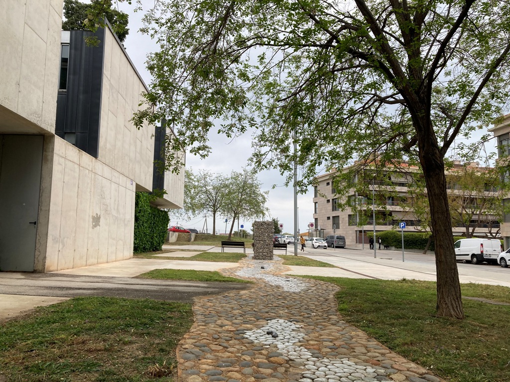 Familiars de persones desaparegudes participen en la presentació del monument masnoví que clama per la memòria, la veritat i la justícia