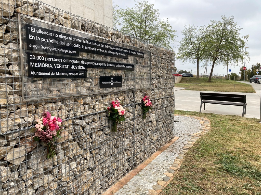 Familiars de persones desaparegudes participen en la presentació del monument masnoví que clama per la memòria, la veritat i la justícia
