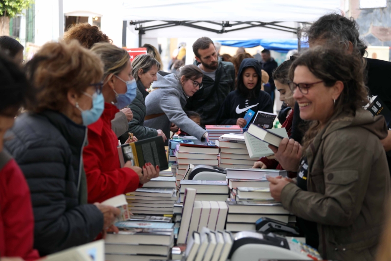 El Masnou torna a viure un Sant Jordi multitudinari, però marcat per la pluja