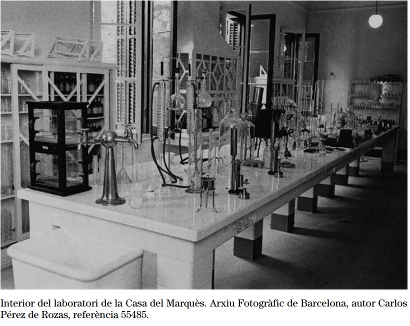 Interior del laboratori de la Casa del Marquès. Arxiu Fotogràfic de Barcelona, autor Carlos Pérez de Rozas, referència 55485. Imatge extreta del llibre "El Masnou, un oasi en temps de guerra per als refugiats" 