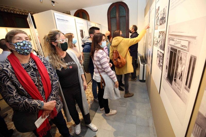 Una trentena de persones assisteixen a la inauguració de l'exposició 