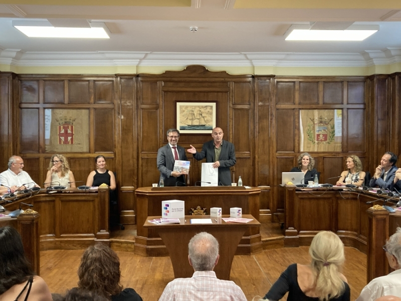 Signatura del Comprom&iacute;s per la Llengua i visita del conseller de Pol&iacute;tica Lingü&iacute;stica.