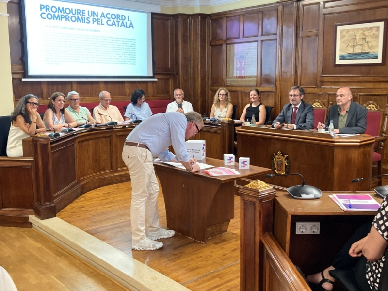 Signatura del Comprom&iacute;s per la Llengua i visita del conseller de Pol&iacute;tica Lingü&iacute;stica.