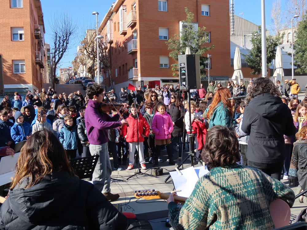 Alumnes d'escoles i instituts celebren el Dia de la No-violència i la Pau