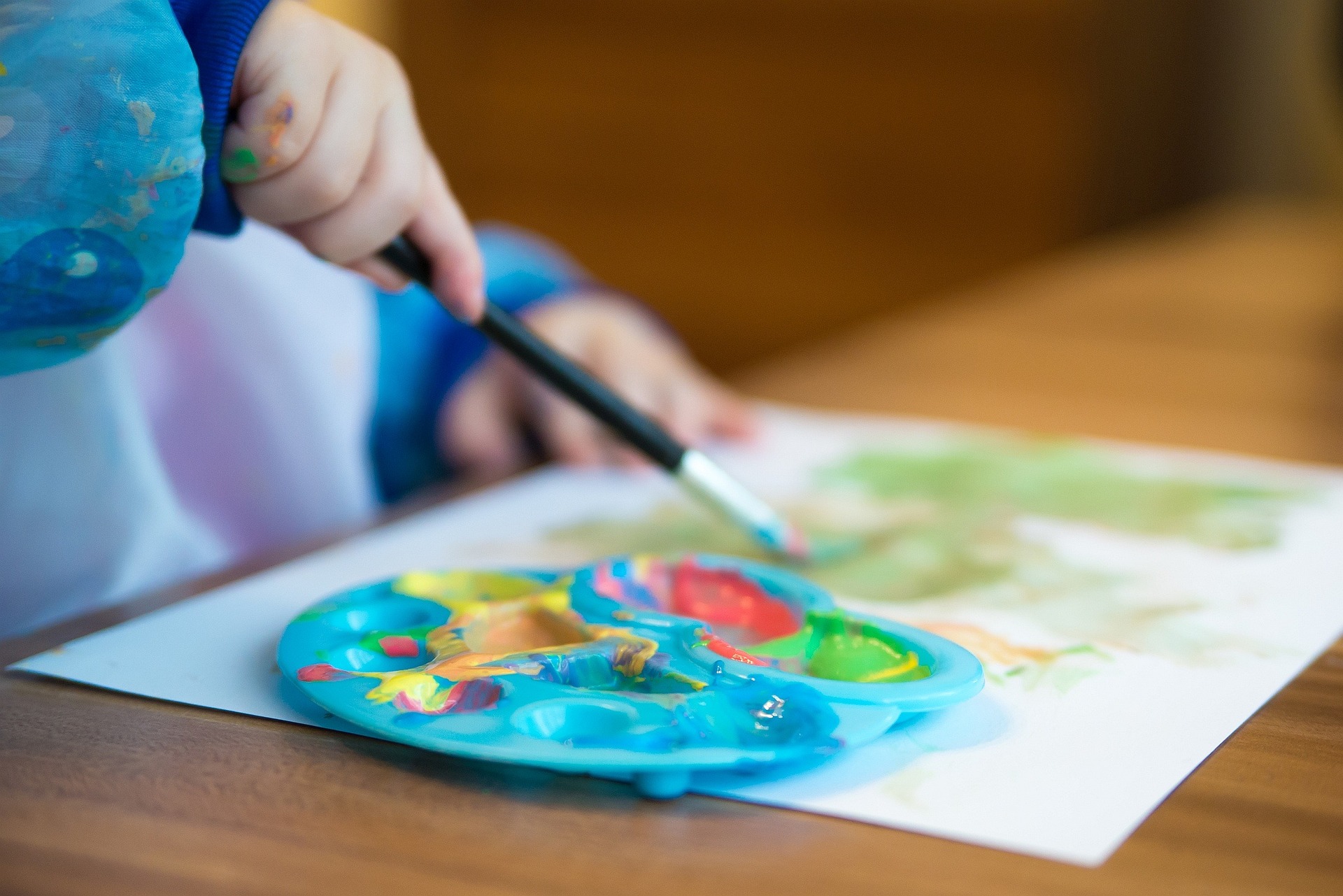 Imatge de recurs. Infant pintant en un centre educatiu.