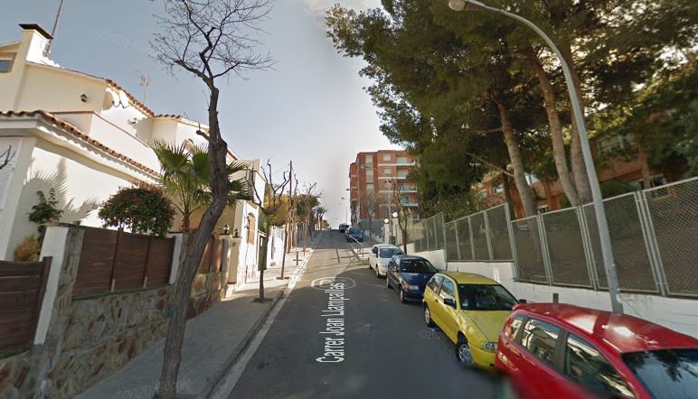 Tram del carrer de Joan Llampallas que es transforma en zona de vianants. Google Maps.