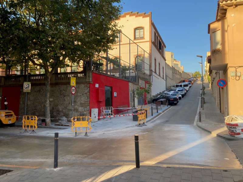 Obres per refor&ccedil;ar la seguretat dels vianants davant les entrades de l'Escola Ocata