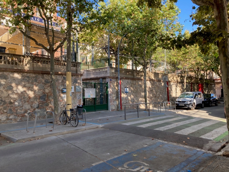 Foto del pas elevat que mena a la porta principal de l'Escola Ocata