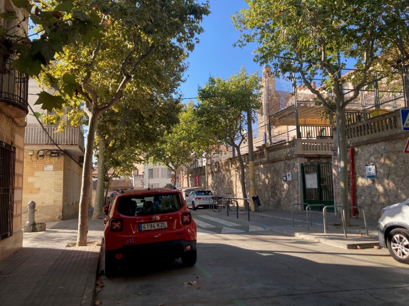 Foto del pas elevat que mena a la porta principal de l'Escola Ocata