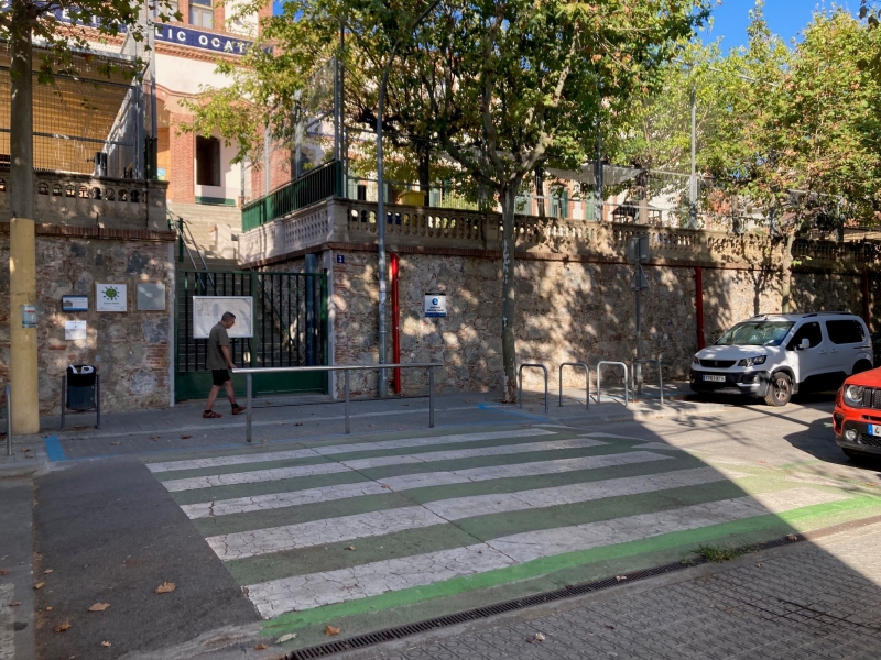 Foto del pas elevat que mena a la porta principal de l'Escola Ocata