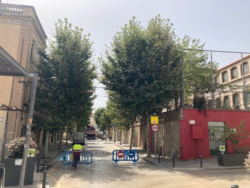 Tall al passeig de Romà Fabra perquè la grua descarregui material per la reforma del pati de l'Escola Ocata.