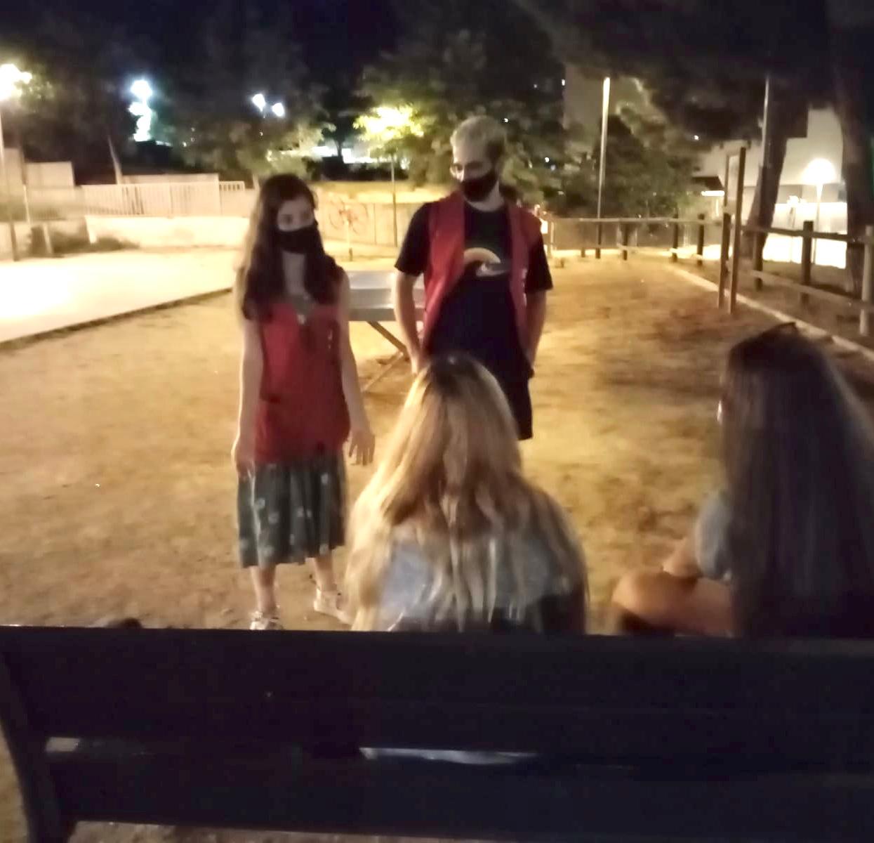 Agents informadors de Creu Roja per conscienciar els i les joves sobre les conductes de risc davant la COVID-19.