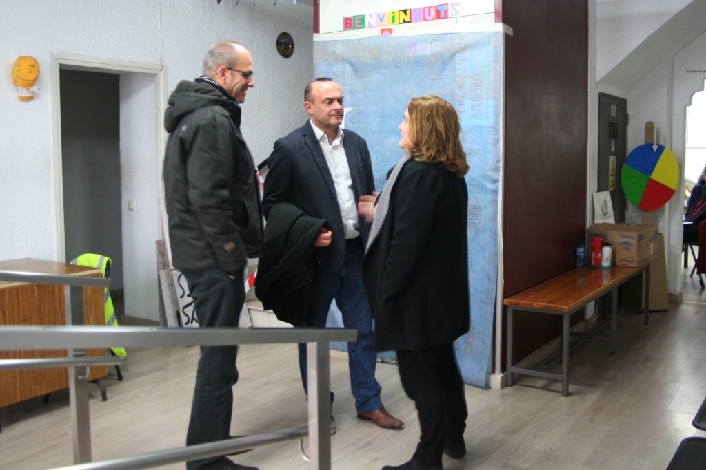 Ricard Plana, Jaume Oliveras i Noemí Condeminas, en la visita per comprovar les obres de rehabilitació de la masia de Can Targa.