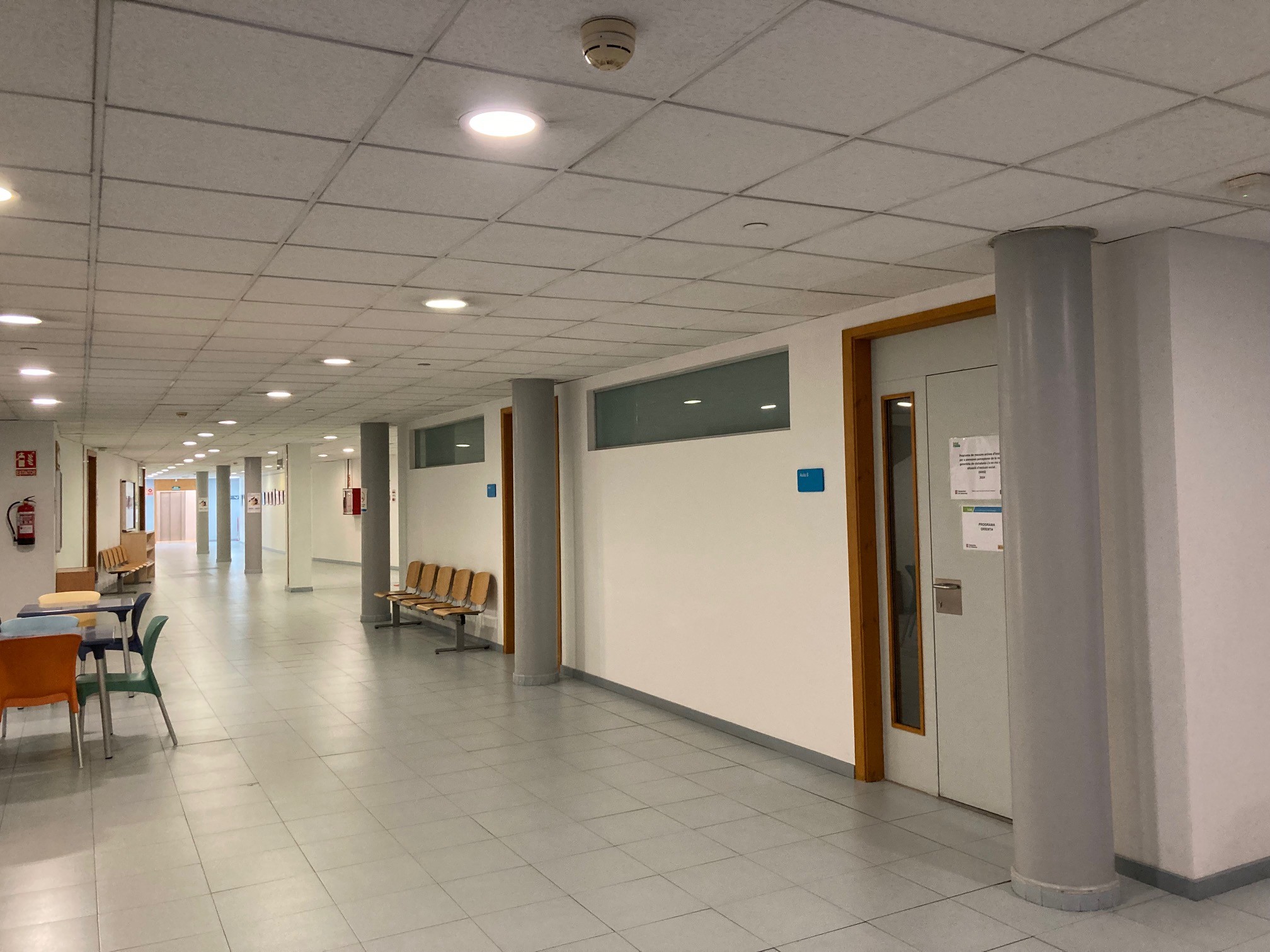 Foto. Passadís central de la 1a planta. La zona d'obres afectarà la part dreta.