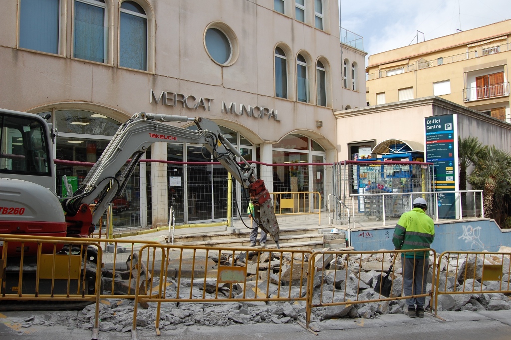 Obres de reforma per millorar l'accessibilitat al Mercat Municipal i l'Edifici Centre.