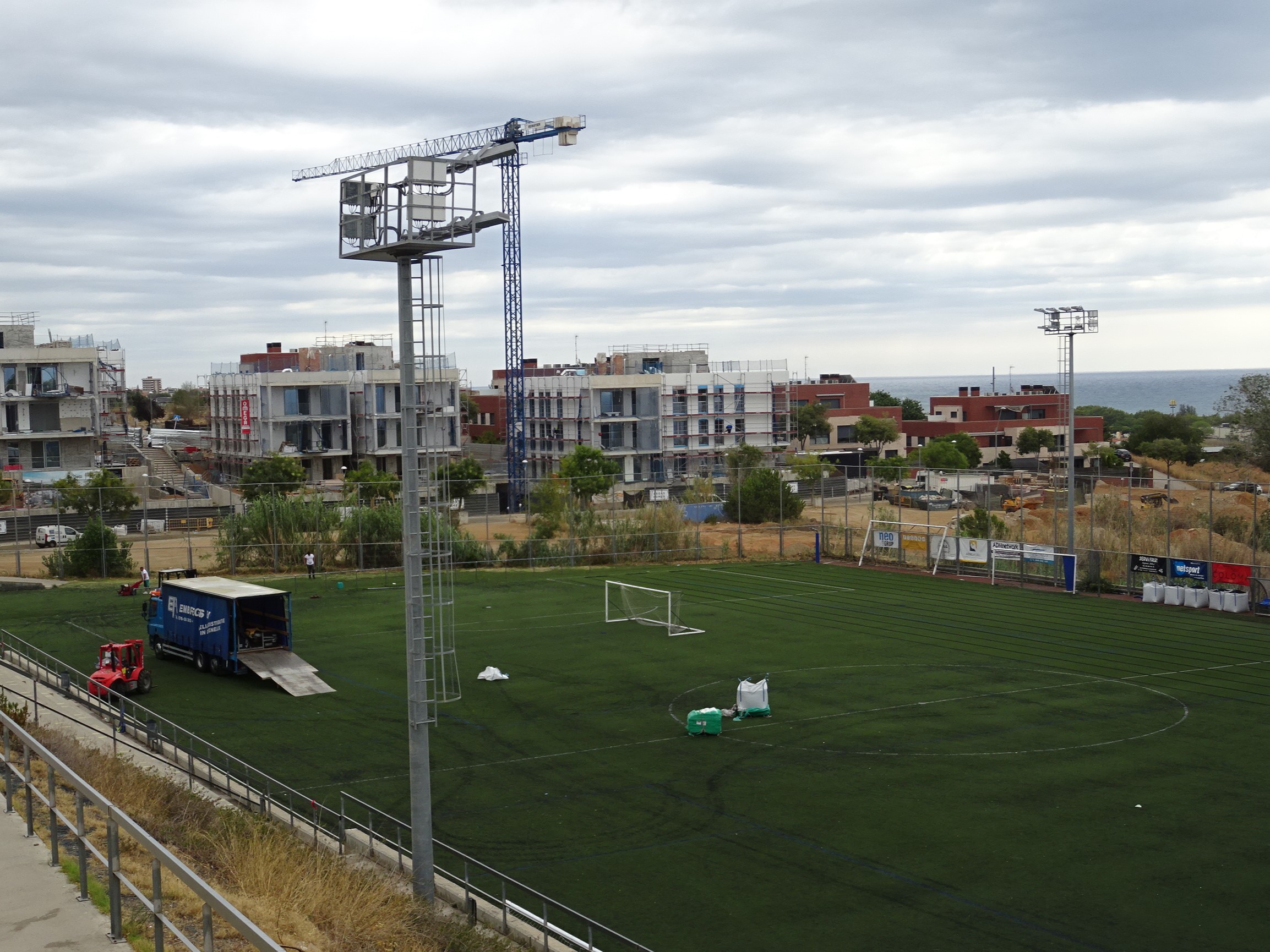 Inici dels treballs per renovar la gespa al camp de l'Atlètic Masnou (Camp Municipal de Futbol d'Ocata)