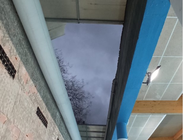 La piscina municipal reobre aquesta tarda, un cop se solucionin els desperfectes causats pel vent a la coberta