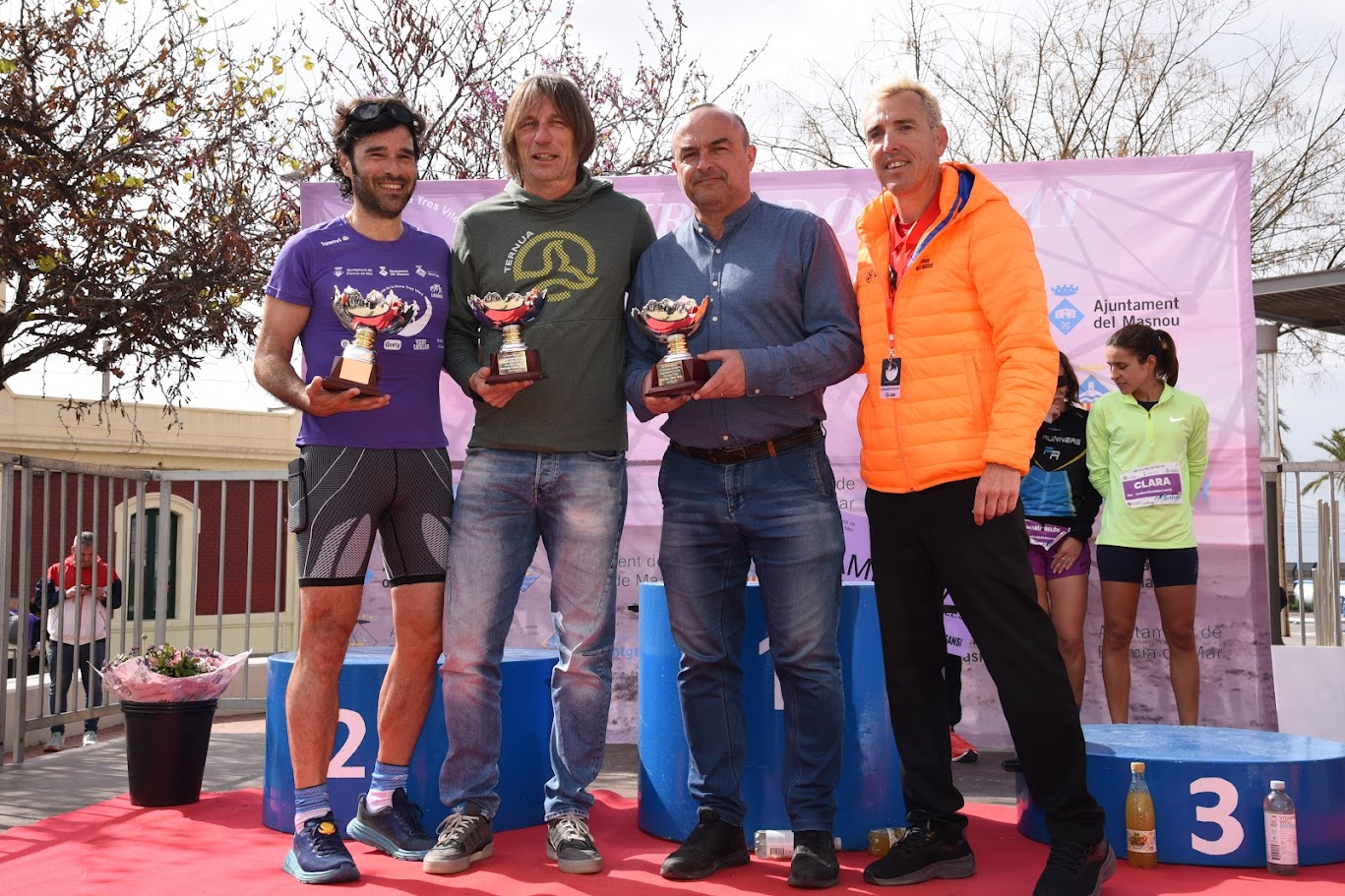 Els alcaldes dels tres municipis (Navarro, Absil i Oliveras, a punt de donar trofeus de la III Cursa de les Dones Tres Viles