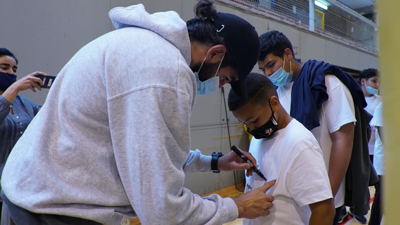 Ricky Rubio, amb un dels nens del Community Team del Centre Obert Maricel.