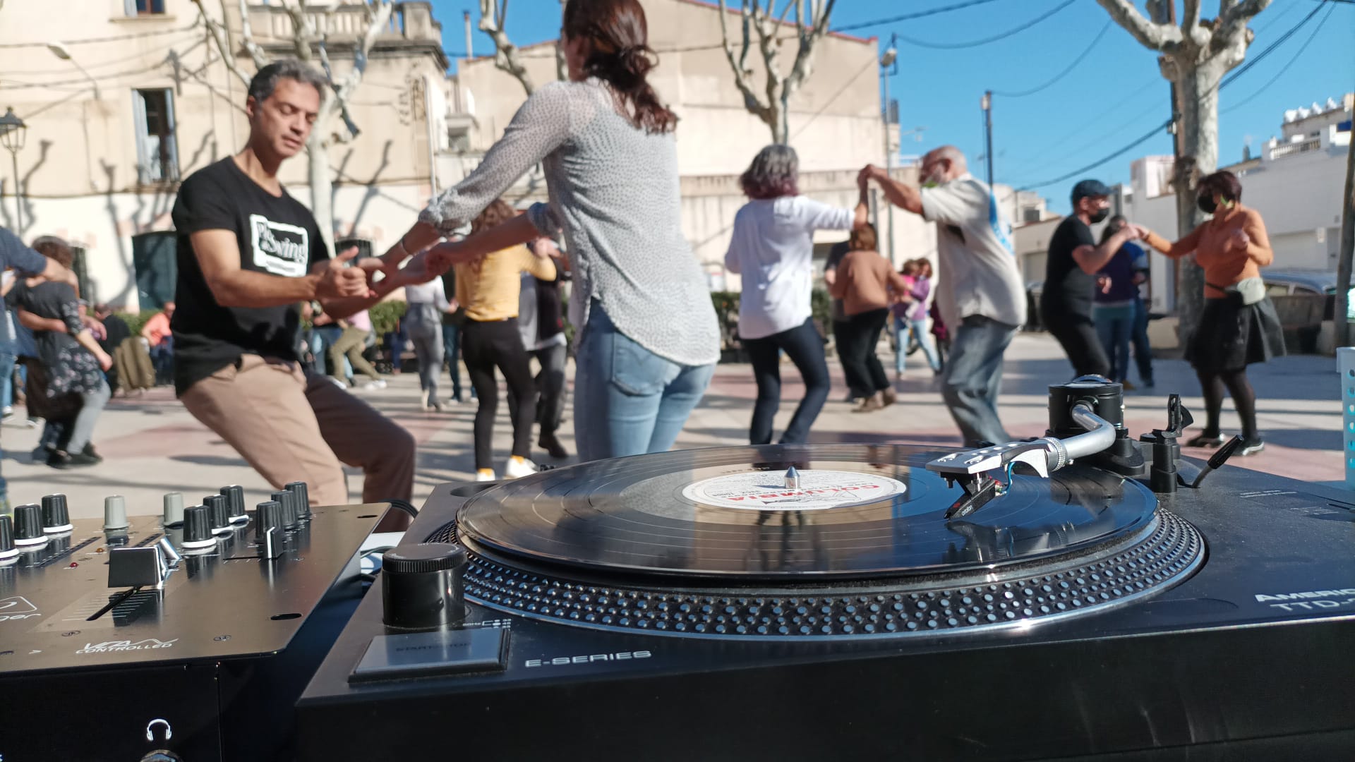 Ballada de 'swing' a la plaça d'Ocata