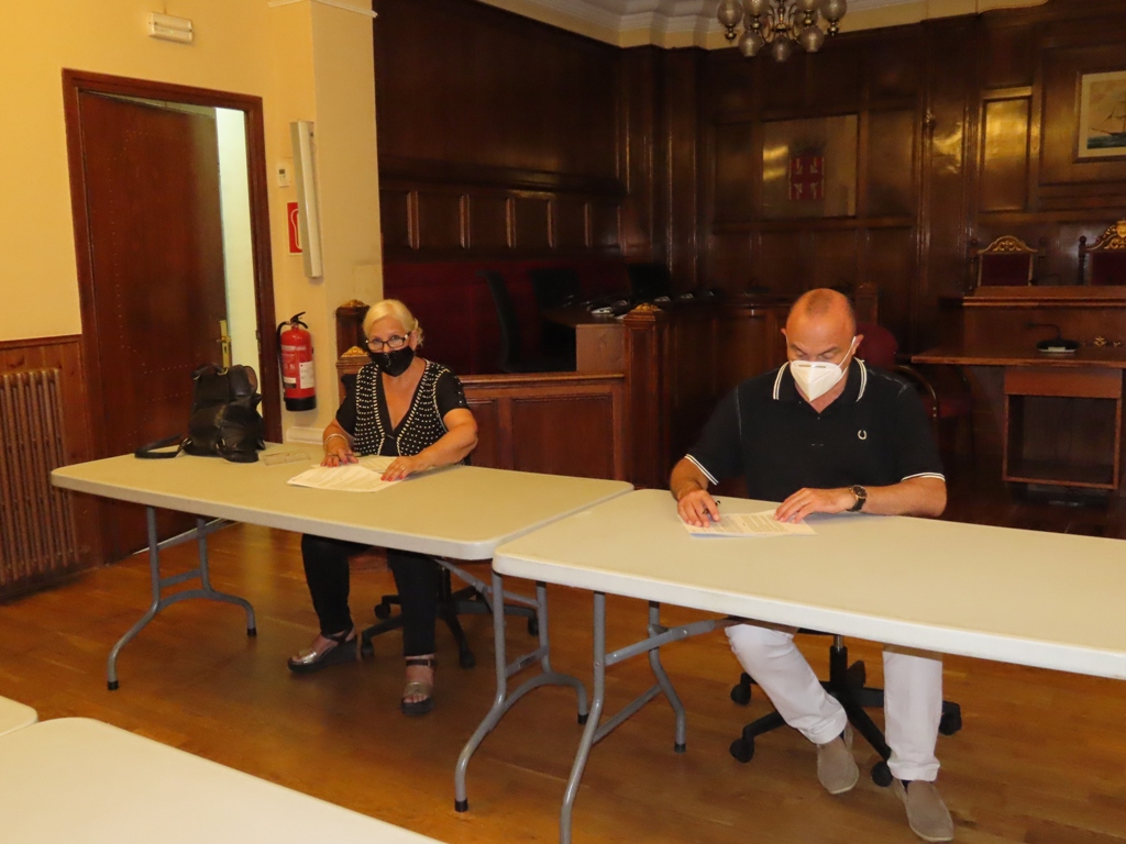 Maria Dolores Mora Ramírez i l'alcalde del Masnou signen el conveni de col·laboració del Casal de Gent Gran de Can Mandri.