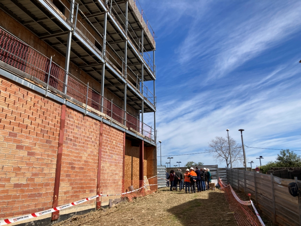 Foto. Visita d'obra a l'edifici d'habitatges protegits que es construeix a l'av. Joan XXIII.