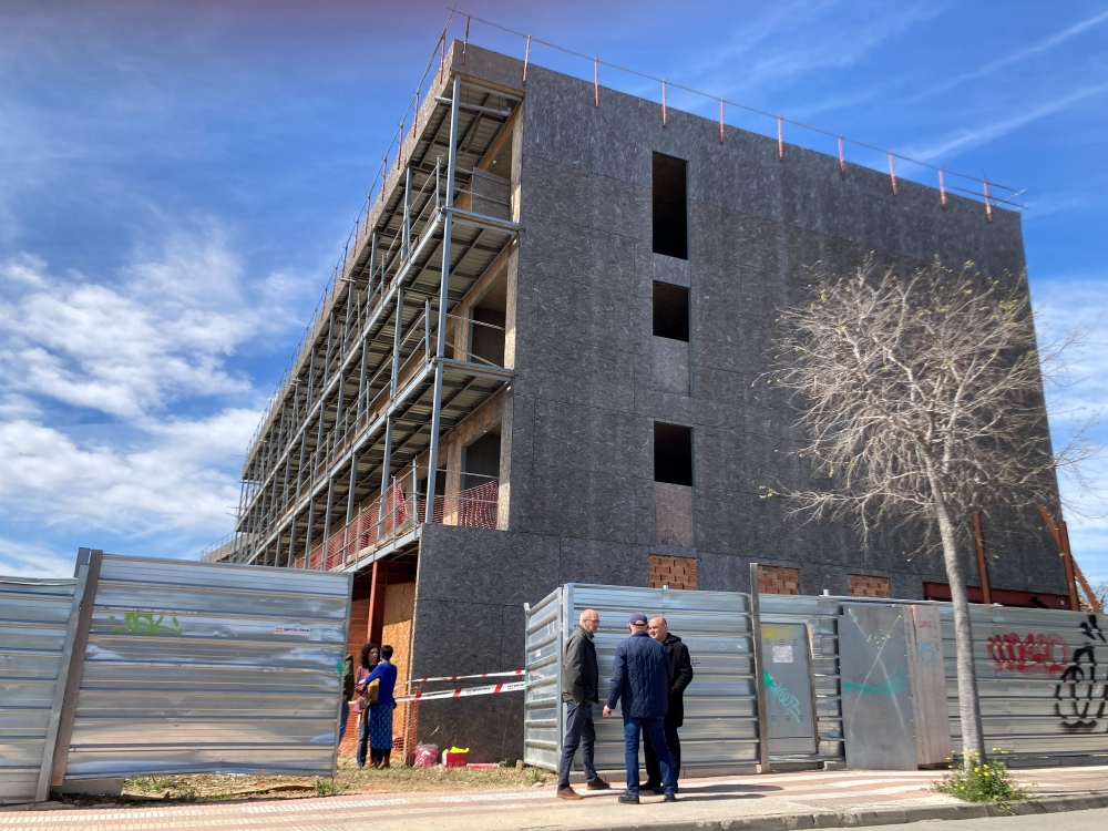 Foto. Visita d'obra a l'edifici d'habitatges protegits que es construeix a l'av. Joan XXIII.