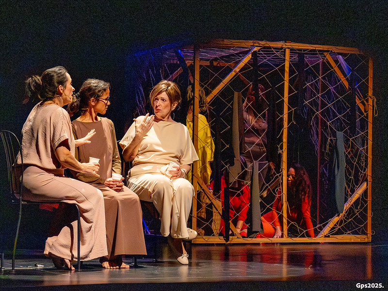 Foto. Acte institucional del 25-N, amb la lectura del manifest i l'estrena de l'obra 