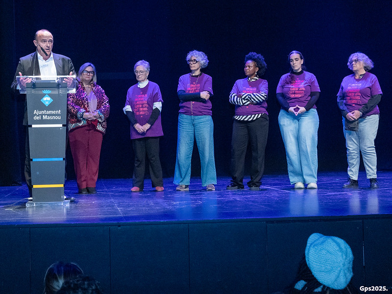 Foto. Acte institucional del 25-N, amb la lectura del manifest i l'estrena de l'obra 