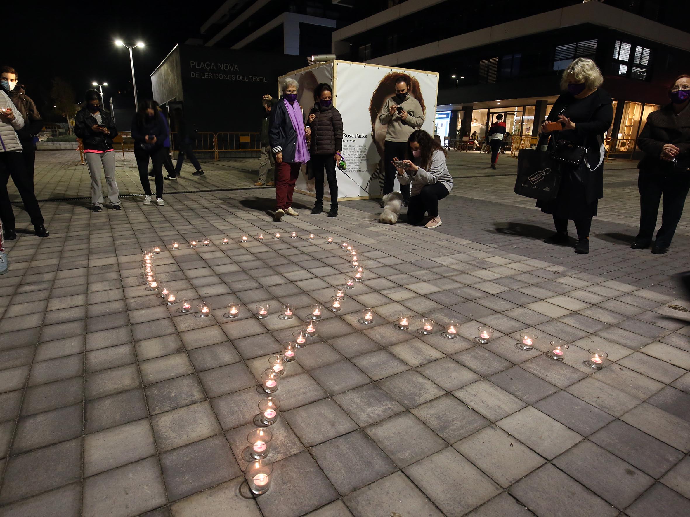 A l'acte de la plaça Nova de les Dones del Tèxtil s'hi va llegir el manifest institucional i es va fer l'encesa d'espelmes en suport a les víctimes.