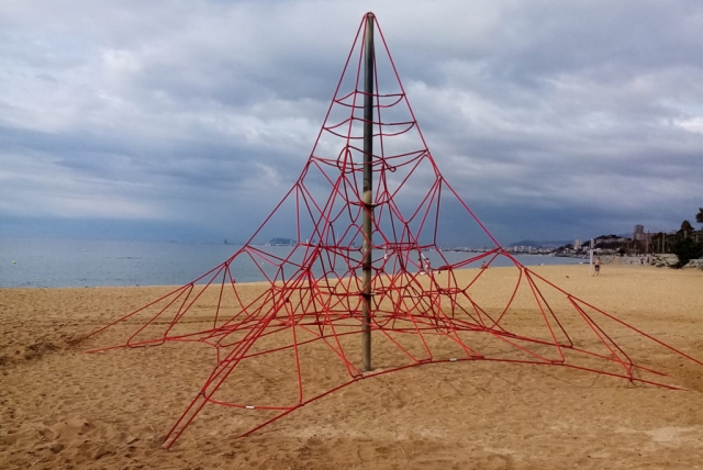 La renovada piràmide de la platja del Masnou