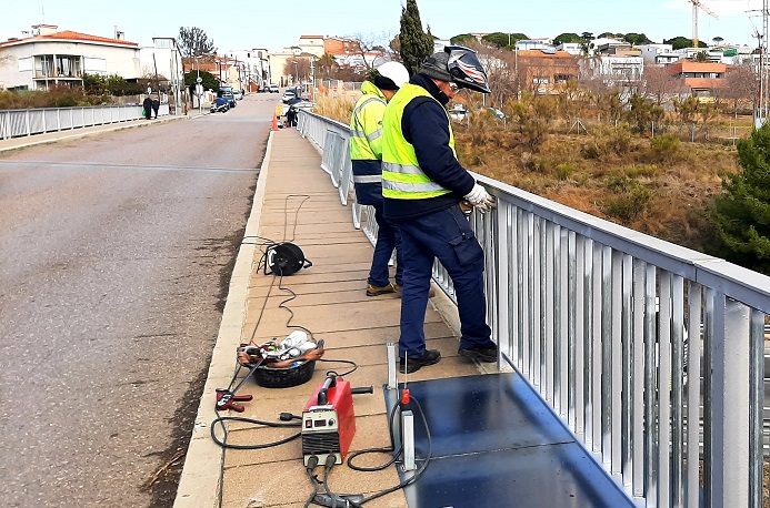 Llums led i nous fanals per millorar la seguretat dels vianants al pont de Joan XXIII que creua l'autopista