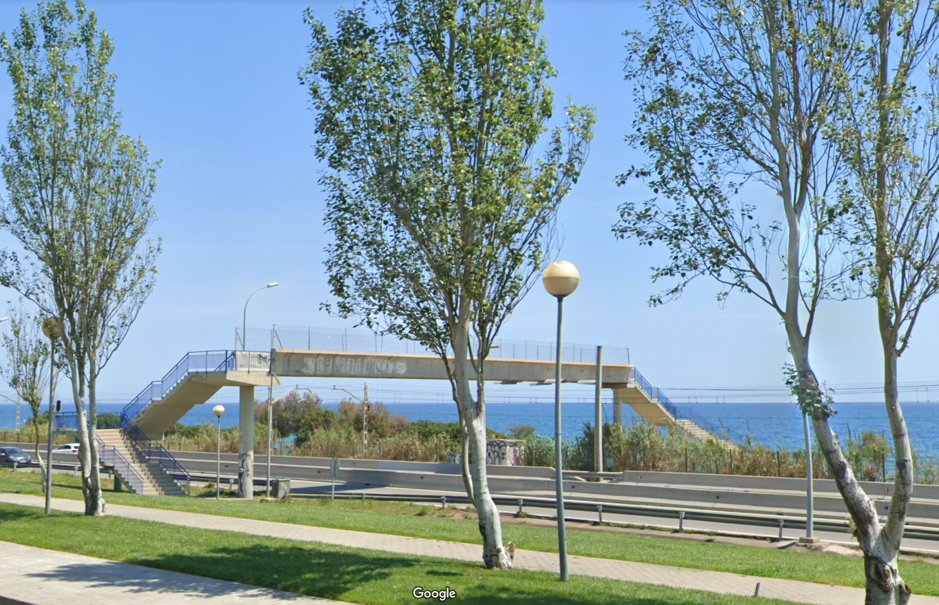 Tall intermitent del pont per a vianants que creua l'N-II a prop del límit amb Premià de Mar