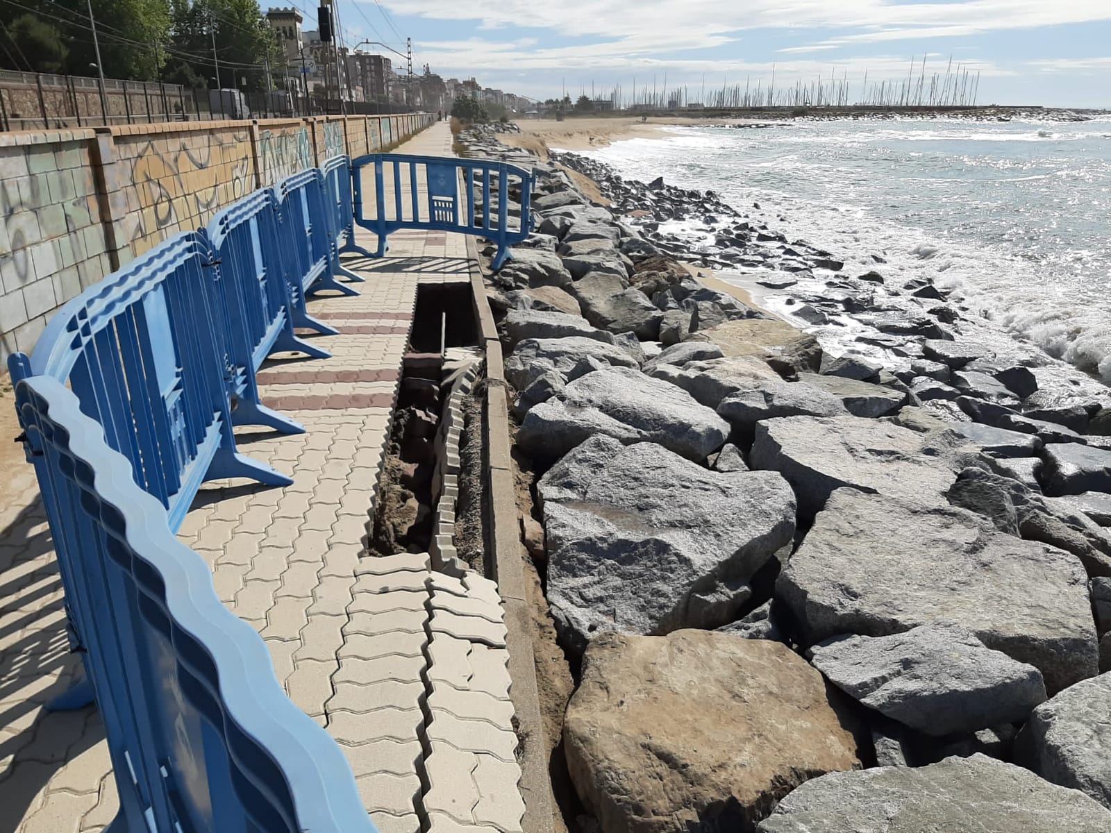 Reparació de destrosses causades pels temporals al front marítim