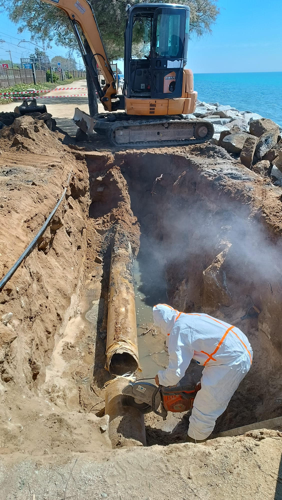 Foto d'operaris reparant la canonada trencada al passeig Marítim