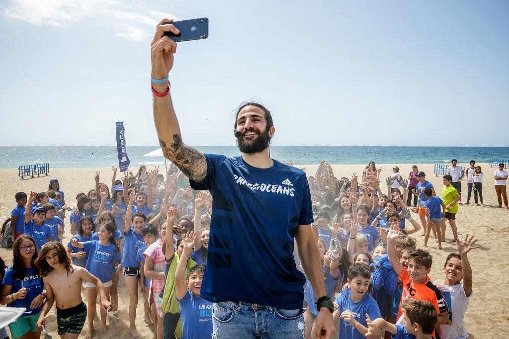 Ricky Rubio amb nens i nenes del Masnou durant la neteja de la platja d'Ocata, organitzada per SOREA. Imatge de SOREA.