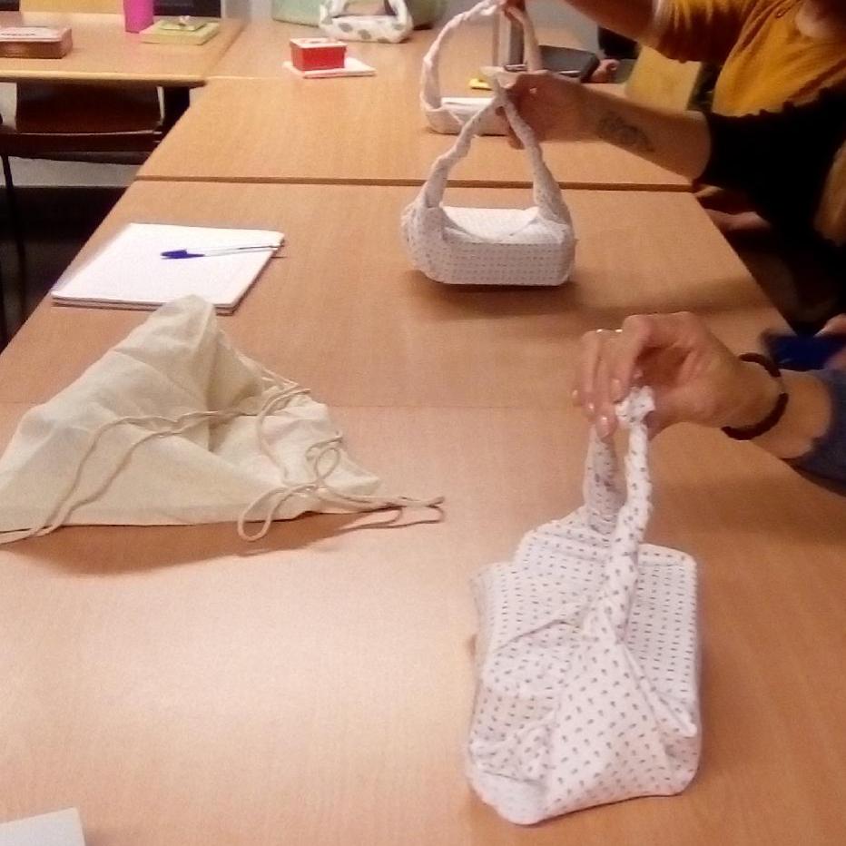 Taller de Furoshiki, aprèn a embolicar amb roba! 
