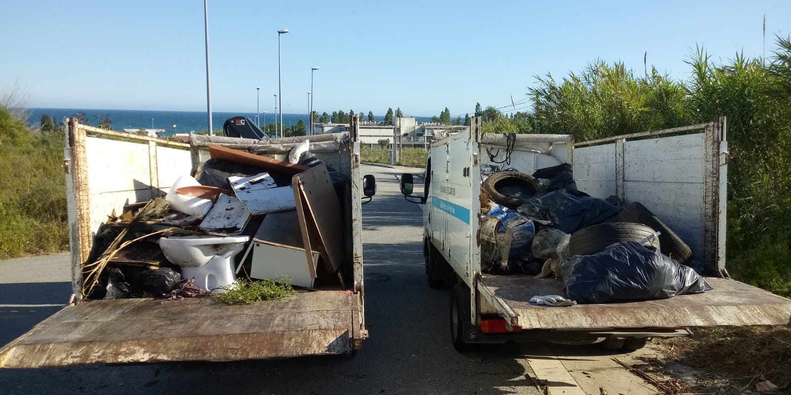 Neteja de deixalles en solars propers a la riera de Teià.