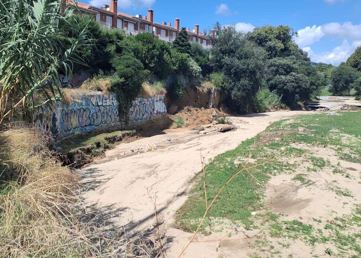Es desprèn part d'un mur de contenció a la riera d'Alella