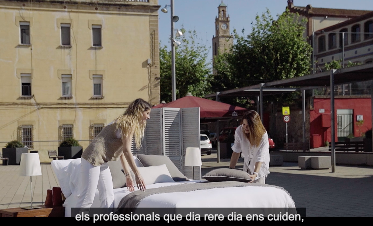 A la peça audiovisual hi han participat diversos masnovins i masnovines, especialment comerciants, que hi apareixen a diferents localitzacions del poble. 