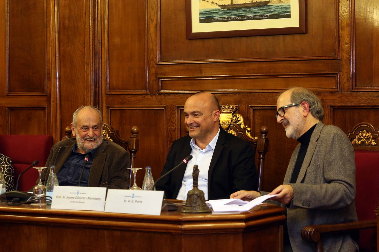 L'escriptor i crític masnoví, acompanyat per l'alcalde del Masnou, Jaume Oliveras, i per l'escriptor Antoni G. Porta
