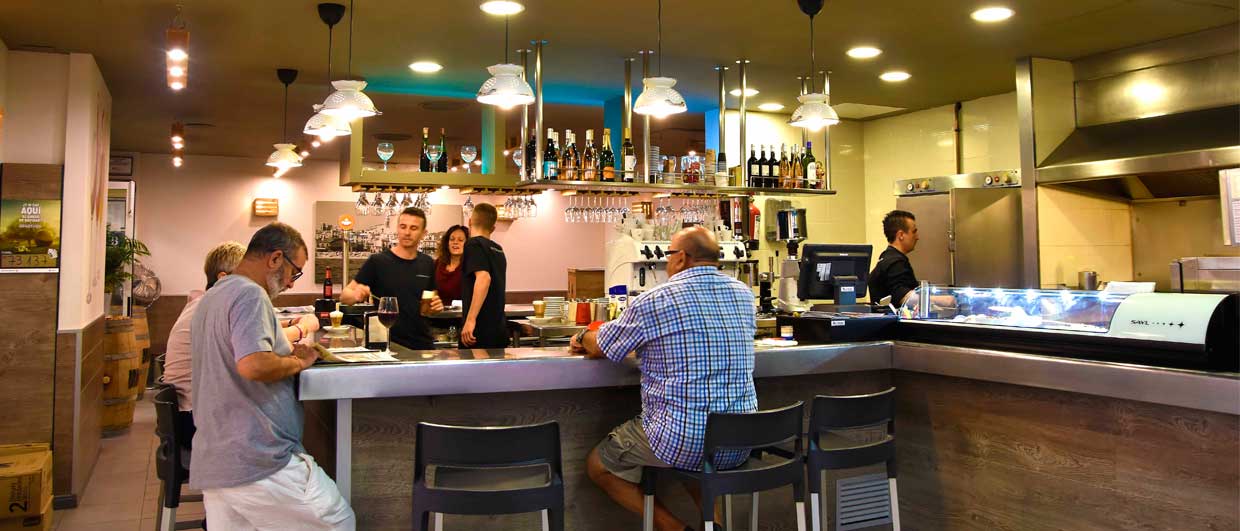 El Bar Entremans es troba a dins del Mercat municipal.
