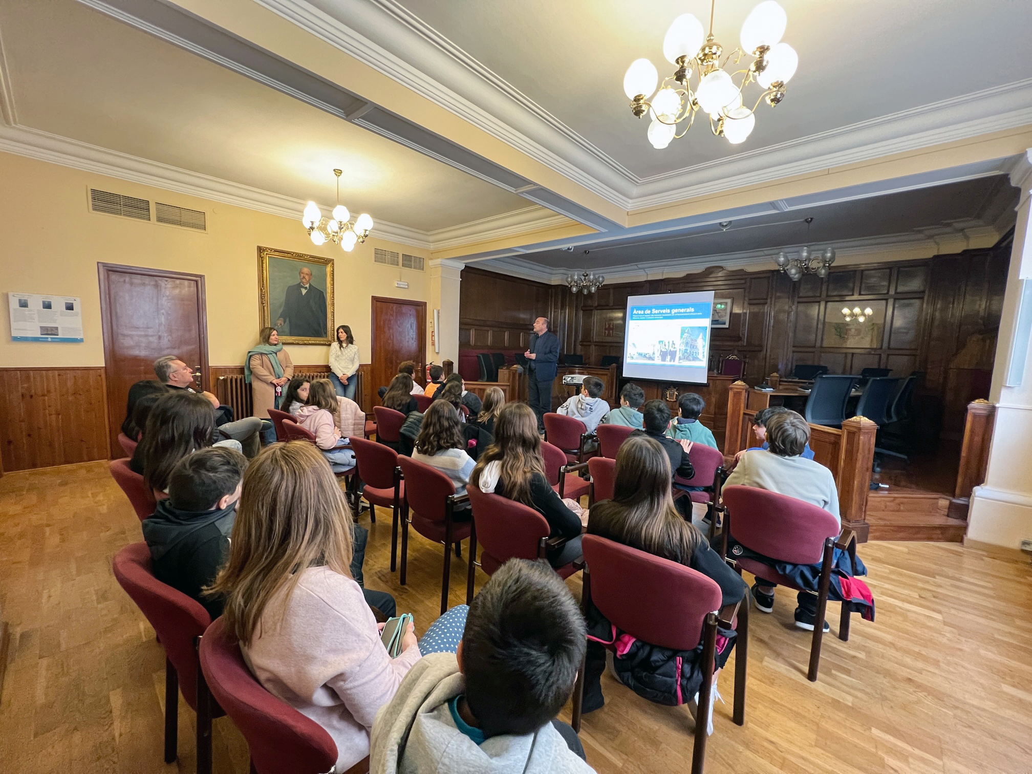Comencen les visites a l'Ajuntament de l'alumnat que participa al Consell d'Infants