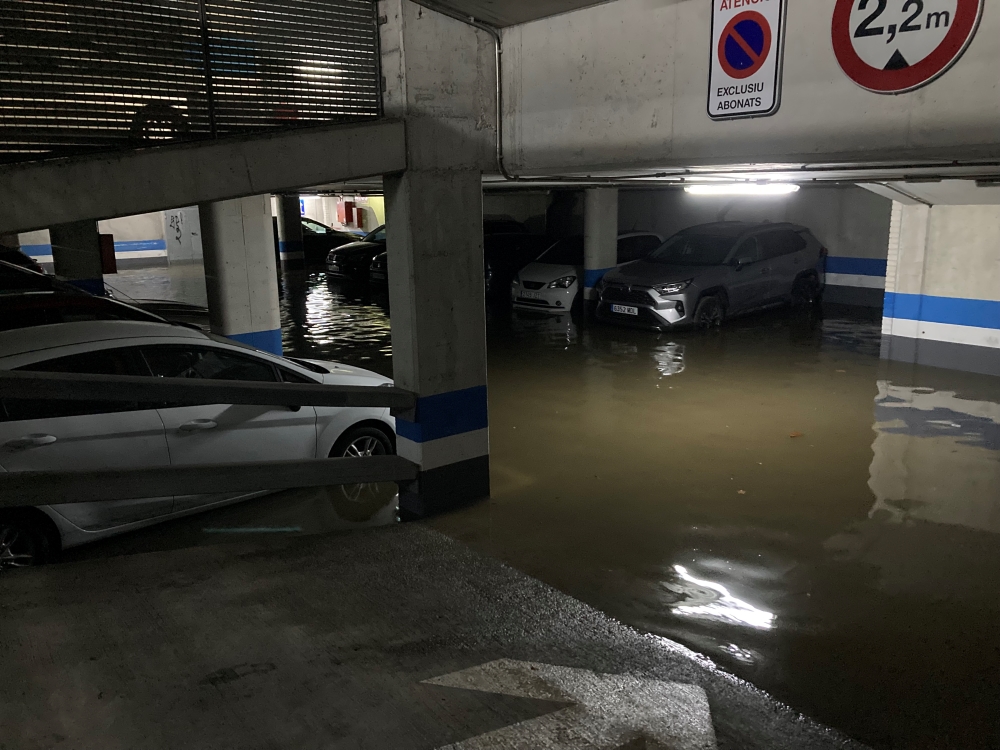 Les pluges han inundat el segon soterrani de l'aparcament de la plaça del Mercat Vell.